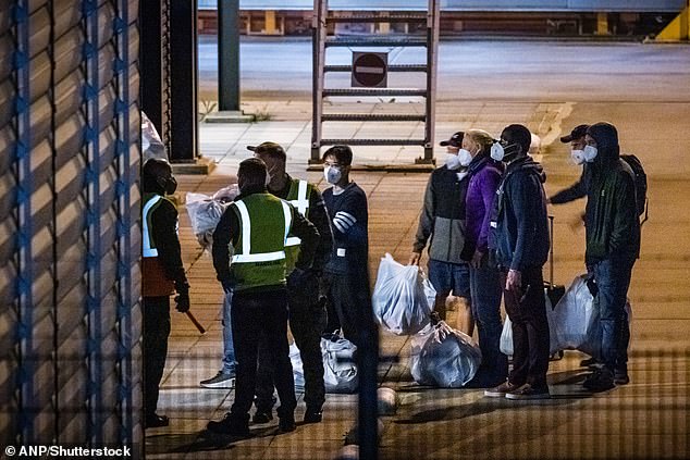 Los australianos rescatados de un crucero plagado de hantavirus usan equipo de protección personal completo en el vuelo de regreso a casa