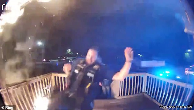 Imágenes desgarradoras de una cámara corporal muestran el momento en que un oficial de policía derriba la puerta de una casa en llamas para salvar a una madre y sus dos hijos.