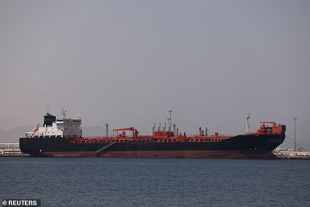 La confusión continúa en Ormuz mientras Trump y Xi se reúnen en China y con una fuerte advertencia a Irán de que se debe abrir el estrecho.