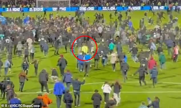 El portero de la EFL SABÍA que un fanático lo había derribado durante la invasión del campo luego de la victoria en la semifinal del play-off de Stockport.