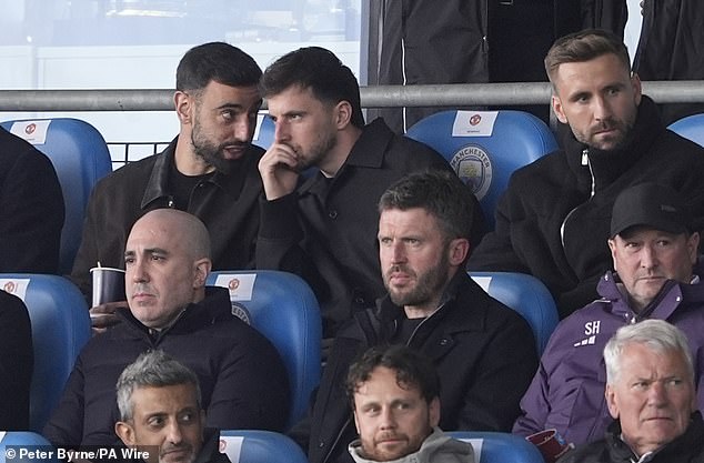 Las estrellas del Man United apoyan a los niños en la final de la FA Youth Cup: Michael Carrick lleva a Bruno Fernandes, Mason Mount y Luke Shaw para el choque contra el Man City, y Pep Guardiola también mira a las estrellas del futuro