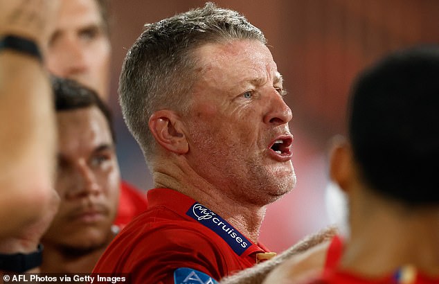 ‘¿Lo tenemos claro?’: El furioso entrenador de la AFL, Damien Hardwick, explota contra un periodista durante una tensa conferencia de prensa sobre la investigación de apuestas contra un empleado de los Suns