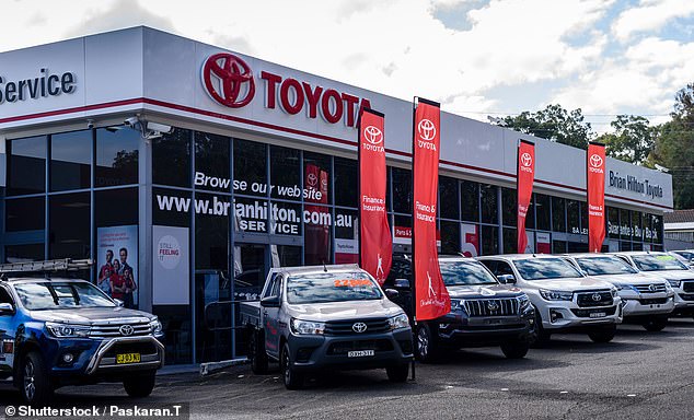Miles de compradores de Toyota han estado esperando meses por sus autos nuevos debido a un error de software.