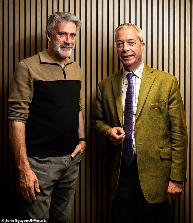 Farage dice que Moscú pirateó mi teléfono: el líder reformista “profundamente preocupado” afirma que espías rusos filtraron detalles de una recompensa de £ 5 millones que condujo a la prohibición de la Cámara de los Comunes