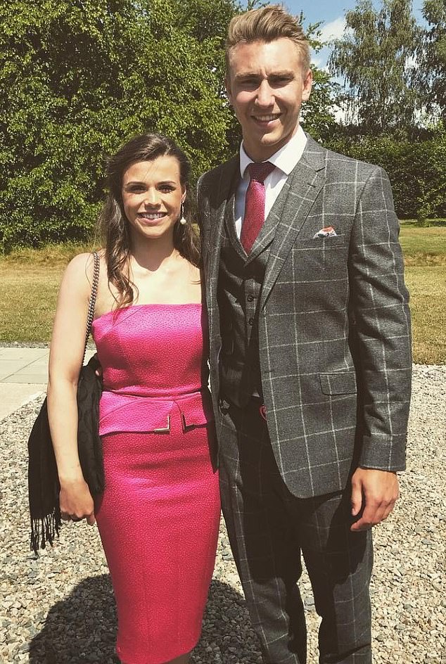 Estrella internacional de rugby con el corazón roto después de que su matrimonio con su novia de la infancia colapsara y su esposa se mudara con su mejor amigo.