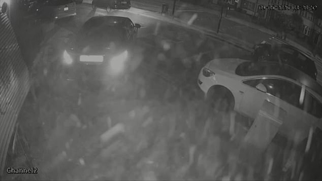 La banda Ramraid, que llevaba pasamontañas, embistió repetidamente un Mercedes contra una joyería antes de huir en su vehículo a menos de una milla de la comisaría.