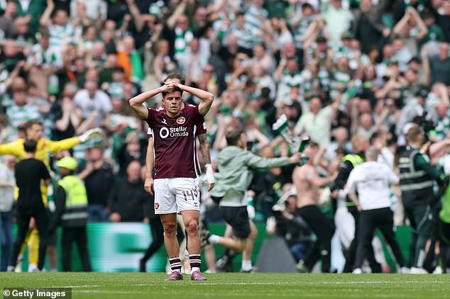El héroe de los Socceroos, Cameron Devlin, y sus compañeros del Hearts huyen a un lugar seguro durante ‘escenas vergonzosas’ mientras fanáticos ‘amenazantes’ irrumpen en el campo