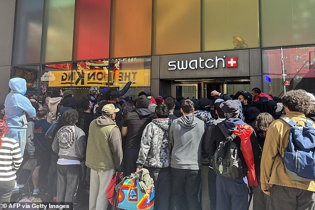 Caos, ira, arrestos y grandes multitudes en las tiendas Swatch con el relojero de lujo Audemars Piguet en primera fila de fanáticos esperando toda la noche.