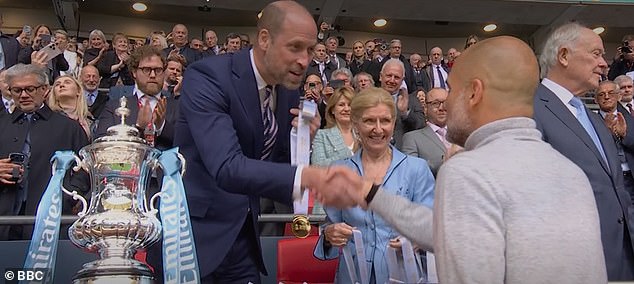 Revelado: el descarado mensaje del príncipe William a Pep Guardiola mientras el técnico del Manchester City celebra haber ganado su vigésimo trofeo importante desde que se unió al club hace diez años.