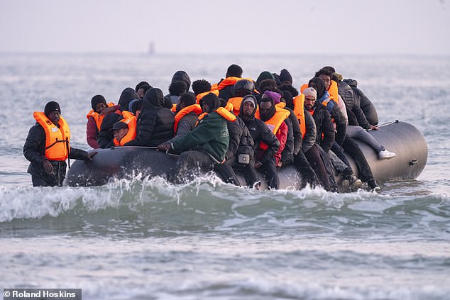 ¡Qué sorpresa! Los franceses acuerdan un acuerdo de £660 millones para detener los barcos de inmigrantes “no cambia nada”