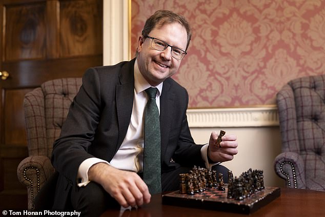 Entrevista: ¿A las dos James? Lawless se ha lanzado al ring de liderazgo del Fianna Fáil con una alusión shakesperiana al asediado Taoiseach cuidándole las espaldas…