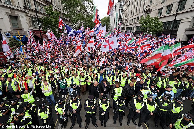 Después de que 80.000 personas acudieran a Londres para espectáculos rivales… 43 arrestados, pero el acero del Met de 4,5 millones de libras mantiene la paz