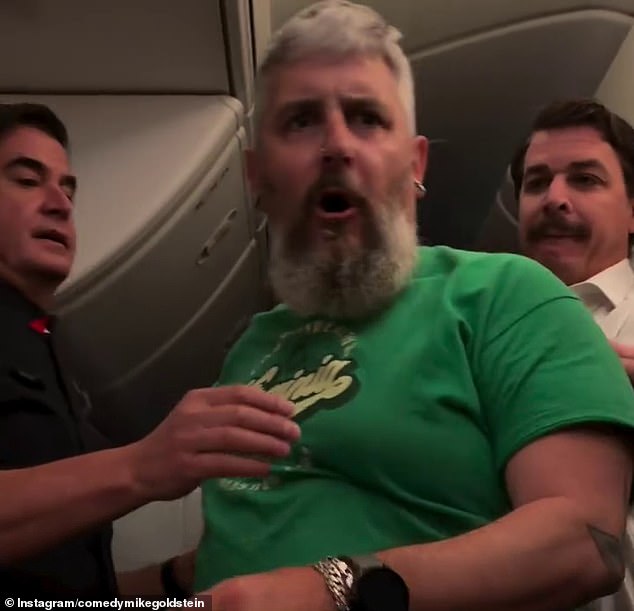 Pasajero de Qantas expulsado del avión tras pelea con azafata y abofeteado: “Compórtate bien”