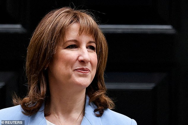 Millones de conductores en Europa se verán sobrecargados por el aumento del impuesto al combustible de la Canciller Rachel Reeves, según muestra un análisis explosivo, lo que provocó nuevos llamados para que descarte el aumento planeado del impuesto al combustible.