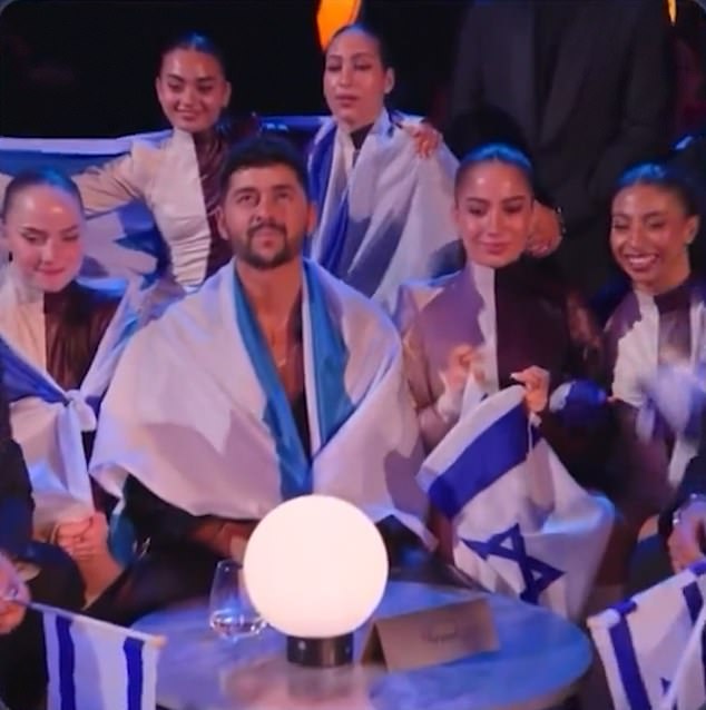 El participante de Israel en Eurovisión recibió fuertes aplausos durante la gran final cuando los fuertes votos del público lo colocaron en la cima de la clasificación.