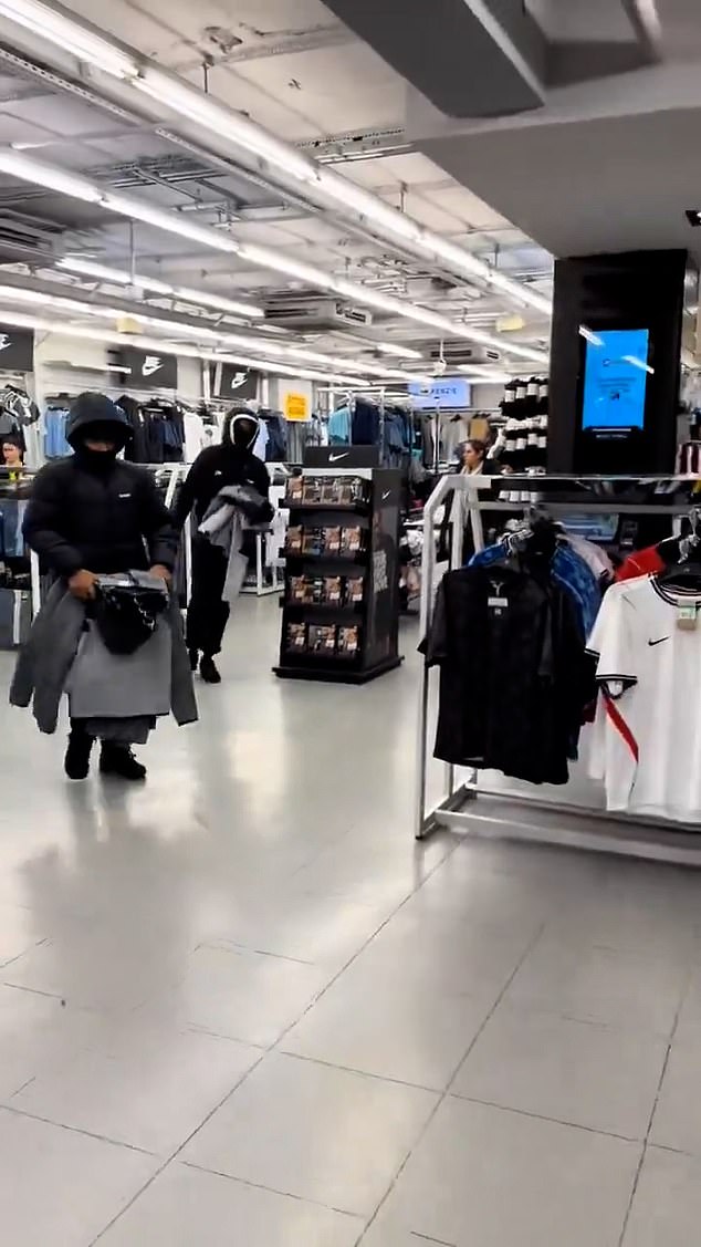 El momento en que jóvenes encapuchados saquearon una tienda de deportes JD, antes de que las trabajadoras lucharan para recuperar la ropa