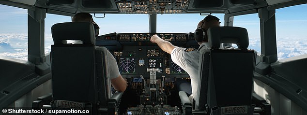 Un piloto se ve inadvertidamente atrapado en un encuentro coqueto con un controlador de tránsito aéreo