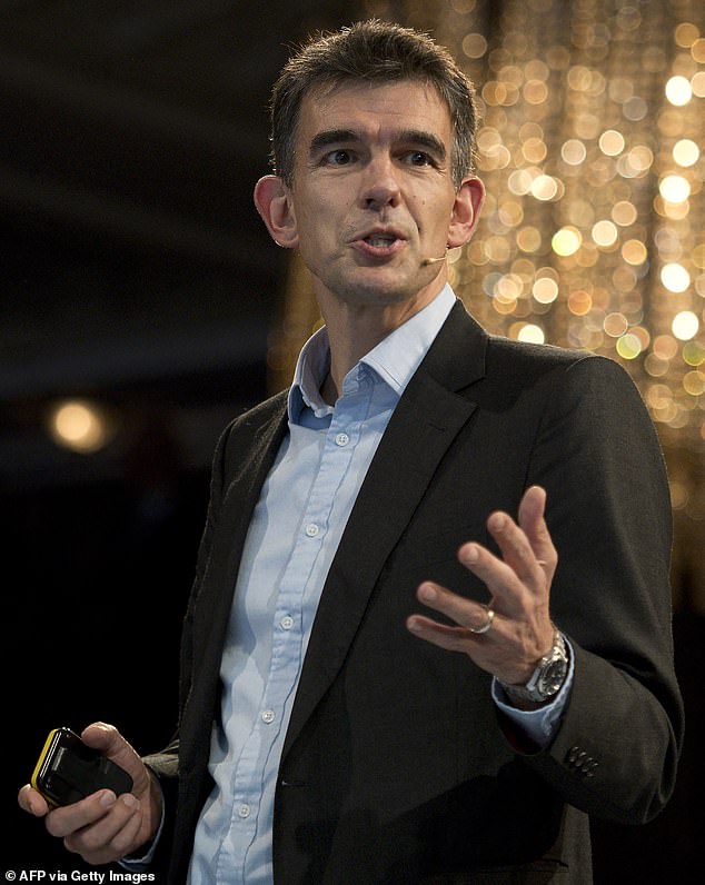 El nuevo director general de la BBC comienza mientras el exjefe de noticias critica a los ‘colegas activistas trans’