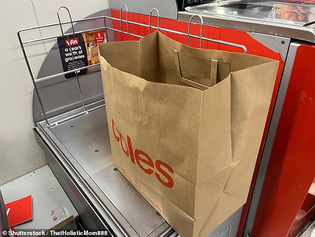 Los compradores de Coles enfrentan una tarifa más alta por bolsa de papel en los pedidos en línea