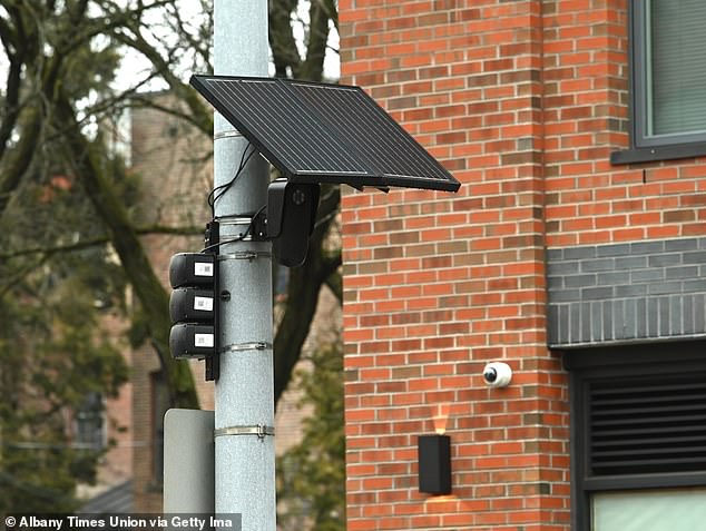Una pintoresca ciudad quedó destrozada después de que la policía instalara controvertidas cámaras de vigilancia de alta tecnología sin permiso.