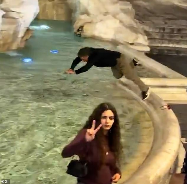 Los turistas han provocado indignación en Italia tras entrar en la antigua Fontana de Trevi de Roma.