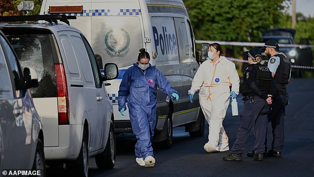 Hombre acusado de asesinato después de que se encontraran los cuerpos de una mujer y dos niños, de 4 y 12 años, en una casa de Campbelltown