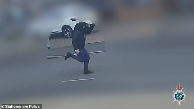 Un joven de 17 años arrestado bajo sospecha de intento de asesinato después de que Walker ‘lo apuñalara por la espalda en un campo de golf’: un hombre de 60 años en estado crítico en el hospital