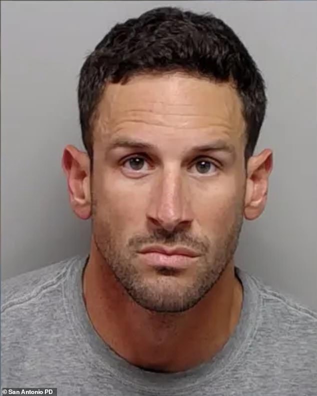 Entrenador de fútbol americano de una escuela secundaria fue sorprendido teniendo relaciones sexuales con una estudiante de 17 años en su salón de clases
