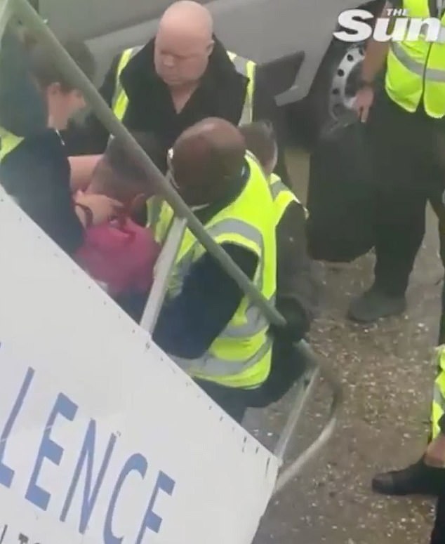 El criminal sexual ‘maníaco’ se enfrentó a familias británicas cuando fue deportado del Reino Unido en un vuelo de vacaciones a Turquía