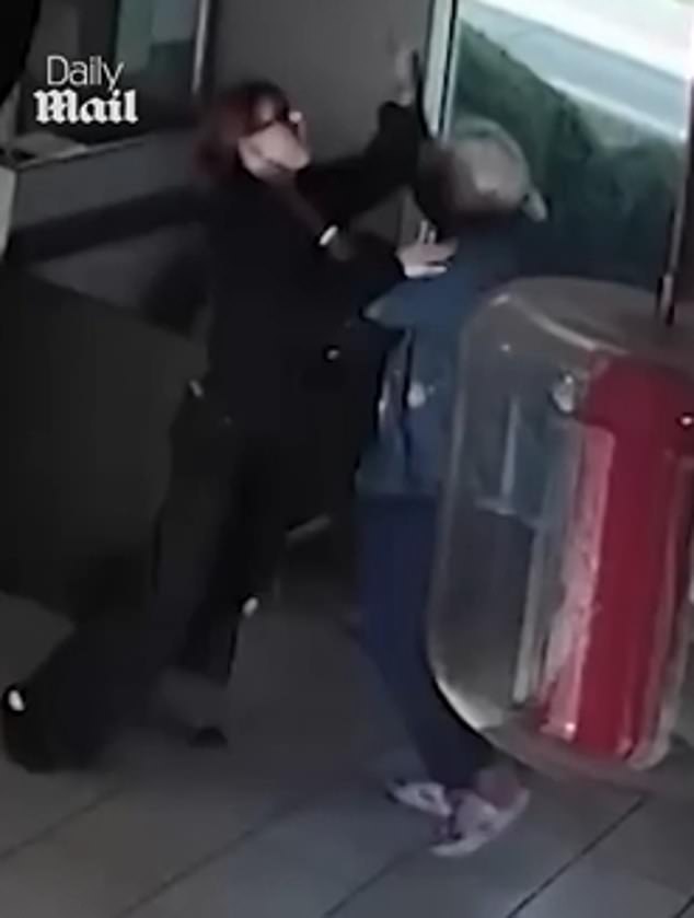 Una anciana furiosa de 75 años muere de un ataque cardíaco después de agredir violentamente a jóvenes trabajadores de Tim Hortons por hacer un pedido incorrecto