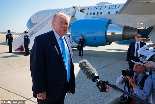 Reportera de Fox News, de 37 años, y su prometido ‘RINO’, de 52, amenazan a Trump por su pregunta