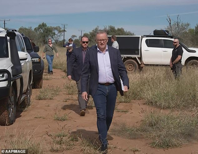Anthony Albanese dio un mensaje contundente al gobierno del Territorio del Norte mientras visitaba a la familia del pequeño Kumanjayi y depositaba una corona de flores en el monumento.