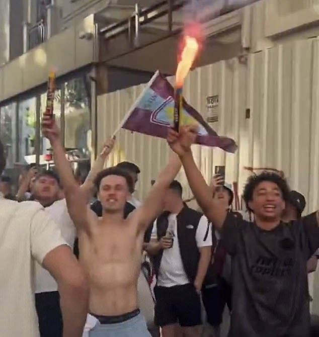 El joven jugador del Birmingham City en topless fue captado apoyando a su rival Aston Villa en Estambul antes de la final de la Europa League, días después de que el club renovara su contrato.