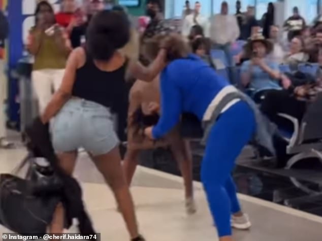 Pasajeras ruidosas se pelean en la puerta del aeropuerto de Filadelfia