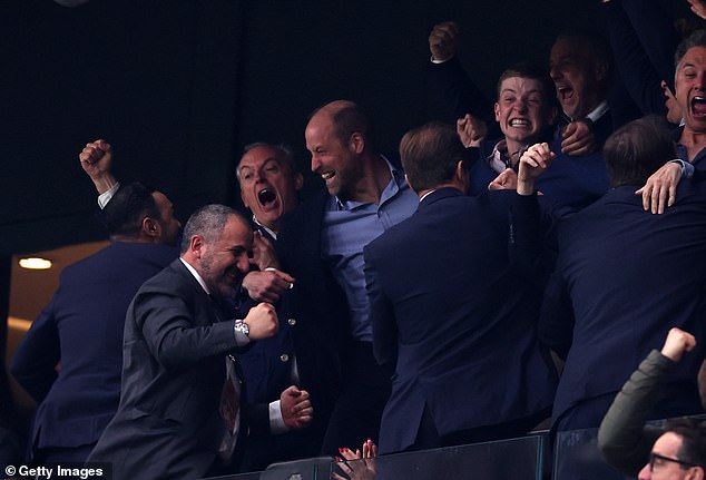 ¡El Sello Real de Aprobación! El príncipe William celebra frenéticamente la victoria de su querido Aston Villa en la Europa League en Estambul, poniendo fin a una sequía de trofeos de 30 años… ¡cuando tenía 13 años!