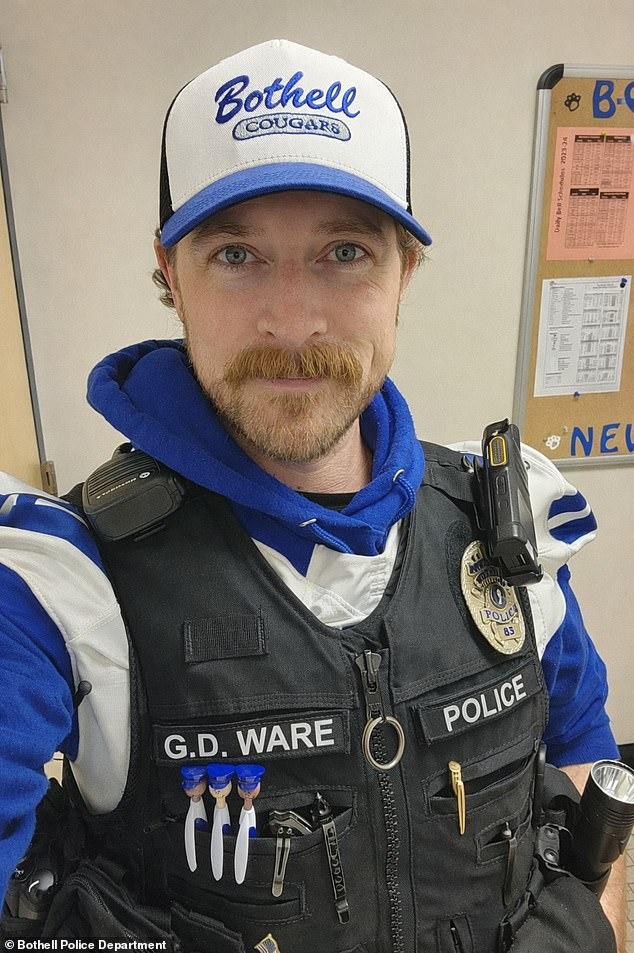 Los niños de Seattle ruegan a los funcionarios escolares que retengan al querido policía… pero los adultos despertados se niegan en un intento por aumentar la “equidad”