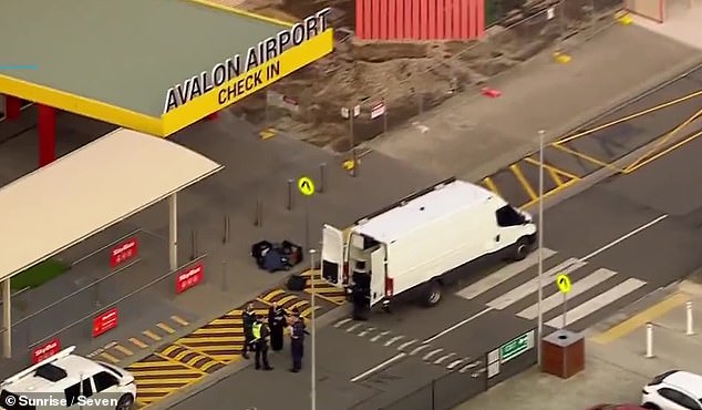 Se produce el caos en el aeropuerto de Avalon cuando la terminal se cierra y se llama a la unidad de respuesta a bombas.
