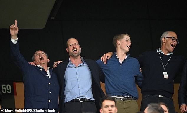El equipo de villanos de William: cómo Prince celebró la victoria de su equipo en la copa con algunos de sus amigos más antiguos