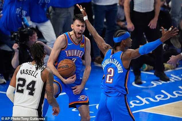 Regocijo por el Oklahoma City Thunder cuando Shai Gilgeous-Alexander ofrece una actuación similar a la del Jugador Más Valioso para derrotar a San Antonio y empatar las Finales de la Conferencia Oeste.
