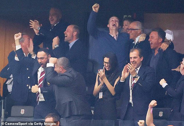 La banda de villanos de William: cómo el Príncipe celebró la victoria de su equipo en la Copa en compañía de sus viejos amigos
