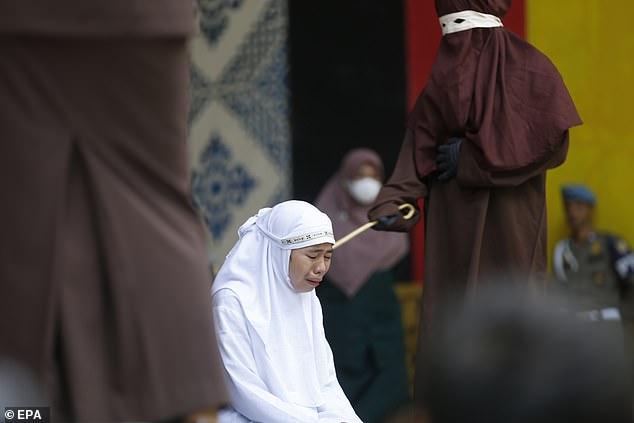 Una mujer en una provincia de Indonesia murió después de que una pareja fuera azotada 100 veces por tener relaciones sexuales fuera del matrimonio según la ley sharia.