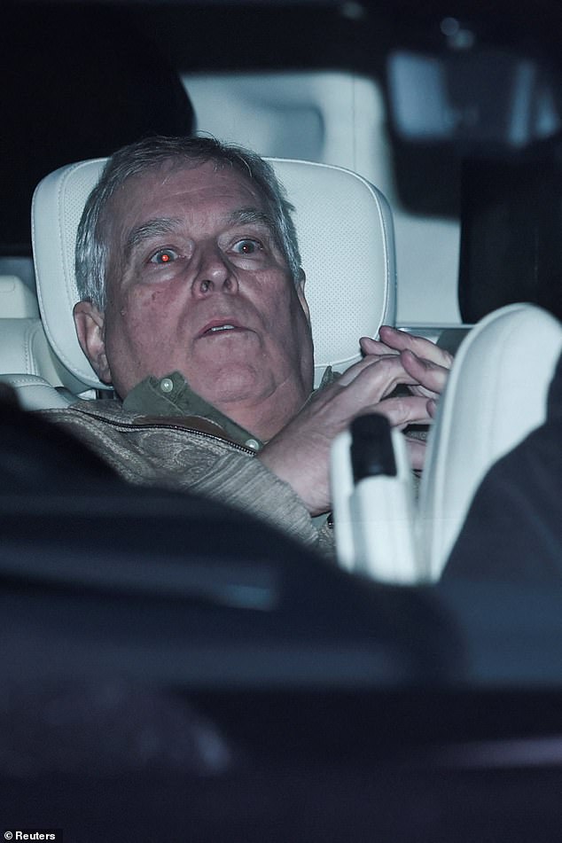 La Reina estaba “muy interesada” en que Andrew Mountbatten-Windsor desempeñara un “papel destacado en la promoción de los intereses nacionales”, revelaron documentos relacionados con su nombramiento como embajador comercial en 2001.