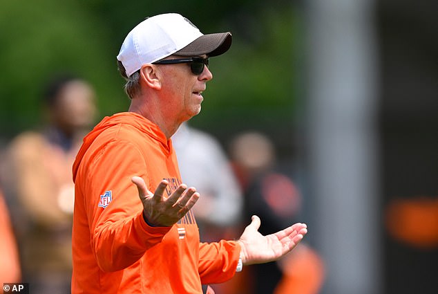 Un nuevo entrenador despiadado de la NFL enoja a sus mariscales de campo por errores “vergonzosos” en la práctica