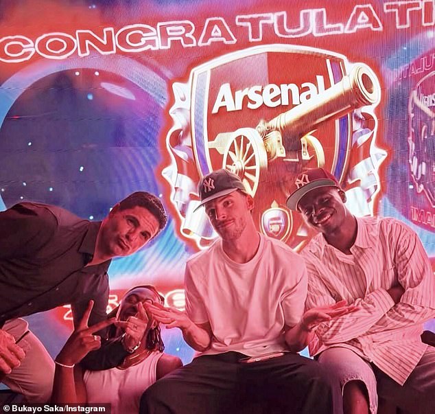 Revelado: Cómo Mikel Arteta tuvo que SALTARSE el momento de la victoria del título del Arsenal para regresar a casa con su esposa e hijos, y luego se apresuró a unirse a sus jugadores ganadores en un lujoso club nocturno de Londres hasta las primeras horas de la mañana.
