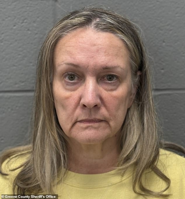 Una profesora de 61 años recibió una dura sentencia por tener relaciones sexuales con un estudiante de 15 años, mientras que otro educador, de 25 años, está a la espera de juicio en un escándalo de una pequeña ciudad tan vergonzoso que obligó a la escuela cristiana privada a cerrar permanentemente.