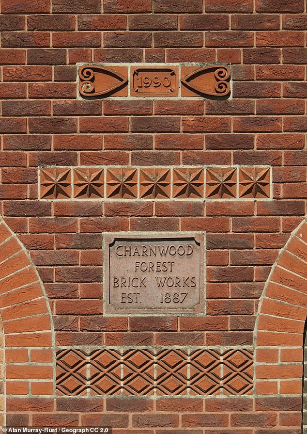Un fabricante de ladrillos británico cerró una fábrica de 139 años después de que se derrumbaran edificios en todo el país.