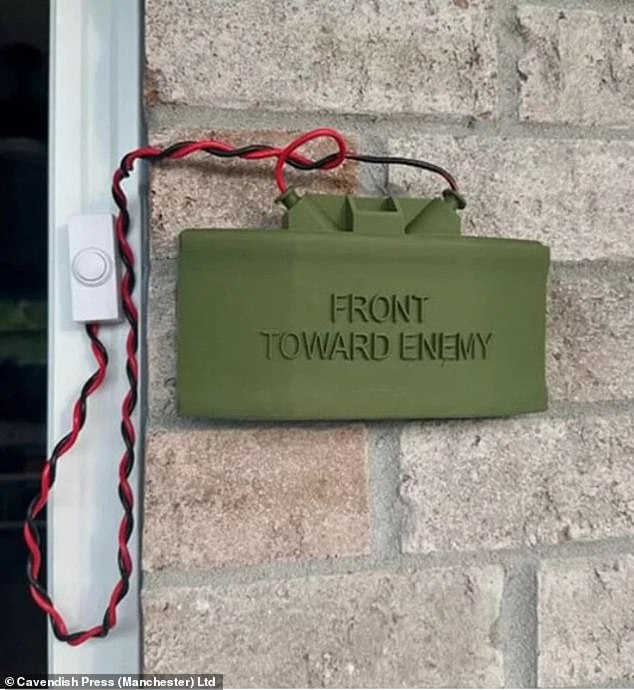 El propietario de una vivienda que instaló un timbre novedoso con forma de “bomba” se enfrenta a la cárcel y a una multa después de que un vecino se quejara