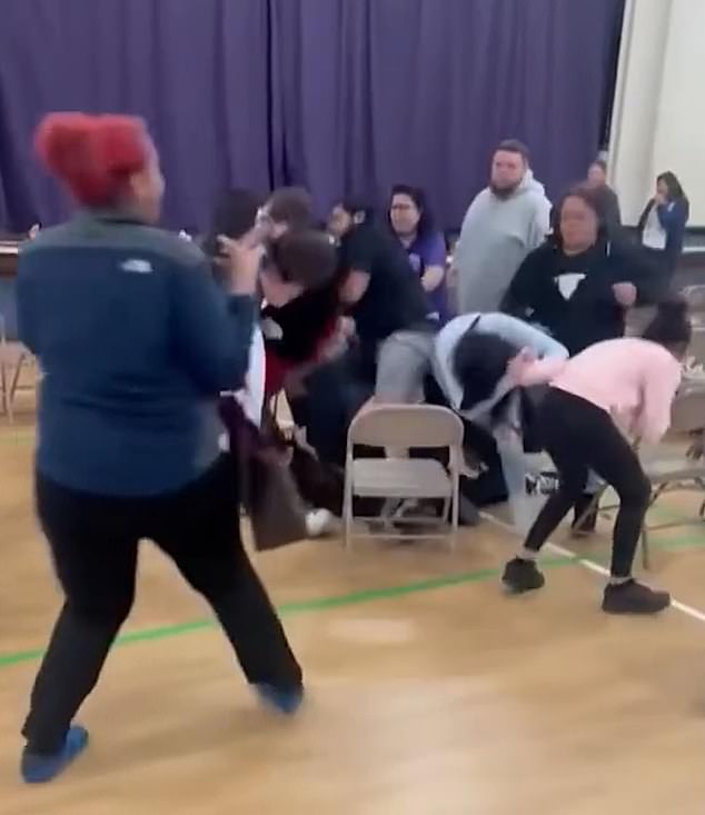 Una pelea de tirones de pelo estalló después de que una madre de 28 años supuestamente pateara asientos en una ceremonia de graduación de un jardín de infantes.