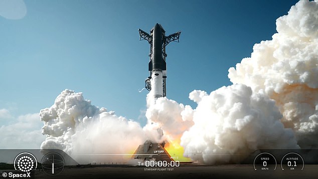 Una inusual bola de fuego durante las maniobras finales de la nave espacial SpaceX que llevará al hombre a la luna