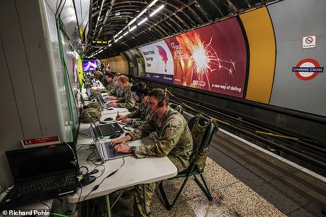 Soldados británicos ensayan la batalla con Putin desde una plataforma en desuso del metro de Londres